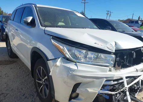 2018 Toyota Highlander Xle z USA, uszkodzony, nr VIN 5TDJZRFH8JS887180